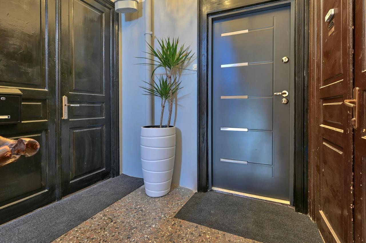 Collins Emerald Center Apartma *