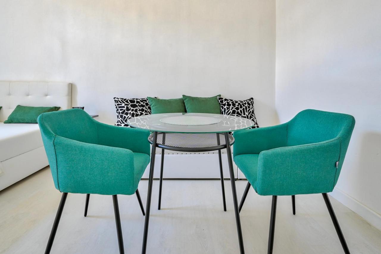 Collins Emerald Center Apartma *