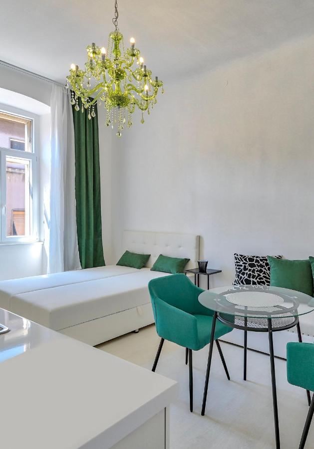 Collins Emerald Center Apartma